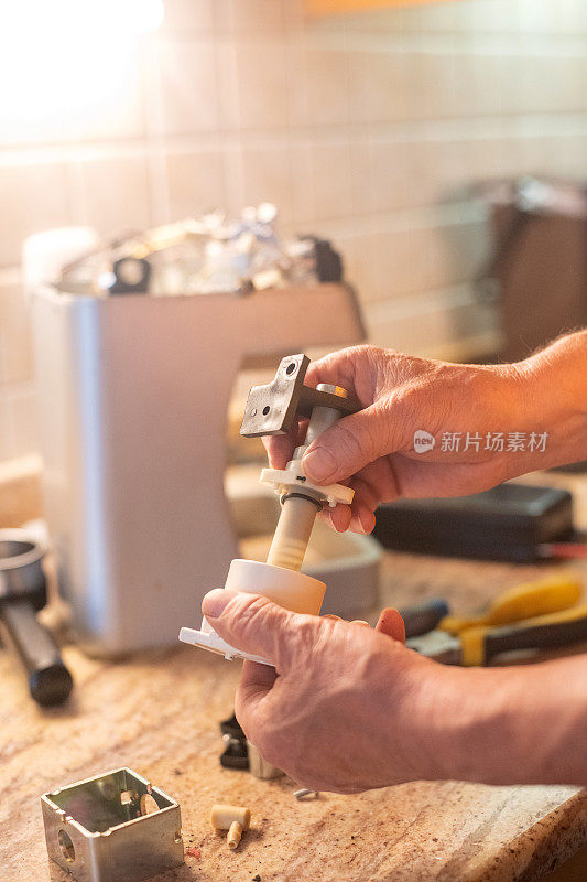 家庭工匠-修理咖啡机在厨房- DIY